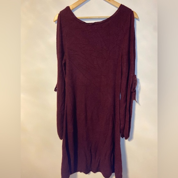 Elegant Burgundy Women's Dress - Picture 4 of 4